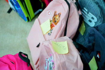 Фотография к новости: 160 детям из малообеспеченных семей в Нур-Султане вручили портфели с канцелярскими товарами