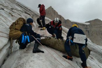 Фотография к новости: Тело погибшей в горах женщины достали из 10-метровой трещины Сайрамского ледника