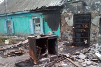 Фотография к новости: Жительница СКО с тремя детьми скитается из-за мужа, который сжег их дом