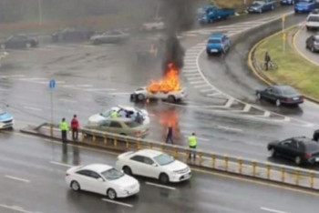 Фотография к новости: Горящий автомобиль врезался в патрульную машину в Алматы: погиб водитель