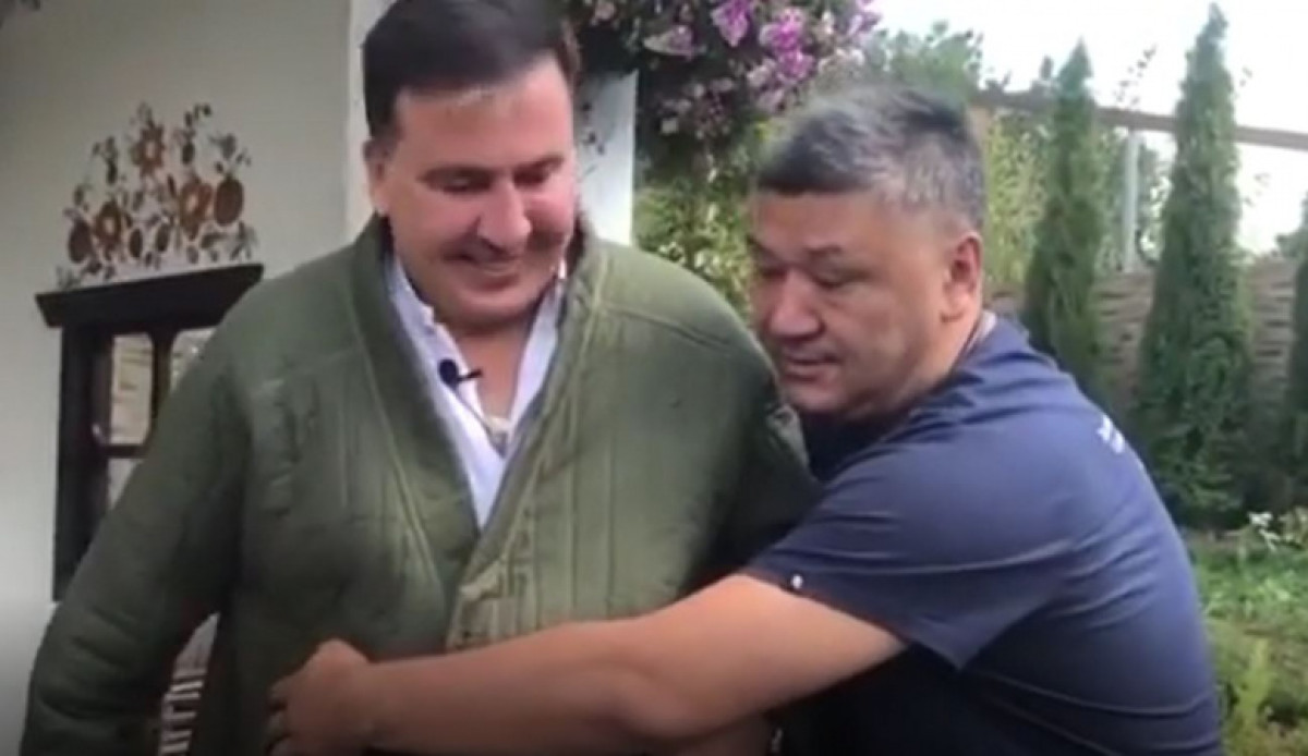 Арман Шураев подарил шапан Михаилу Саакашвили