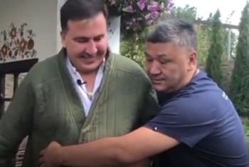 Фотография к новости: Арман Шураев подарил шапан Михаилу Саакашвили