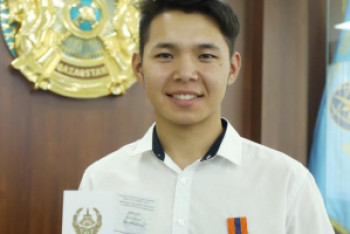 Фотография к новости: 18-летнего алматинца наградили за спасение тонувшего иностранца