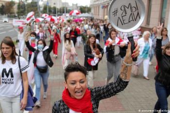 Фотография к новости: Протестующие женщины прорвали цепь ОМОНа в Минске