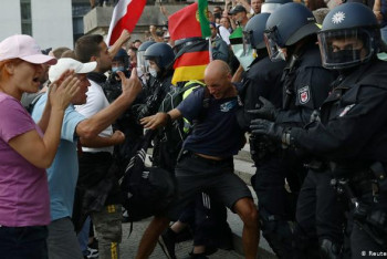 Фотография к новости: Протестующие в Берлине попытались штурмовать Рейхстаг