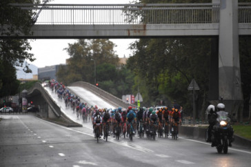 Фотография к новости: Капитан "Астаны" влетел в дорожный знак на этапе "Тур де Франс"