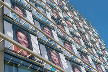 Фотография к новости: Портреты врачей появились на окнах одного из отелей Нур-Султана