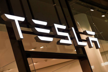 Фотография к новости: Tesla продает акции на сумму около пяти миллиардов долларов