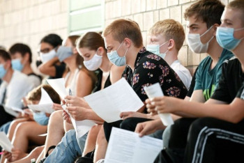 Фотография к новости: Британским школьникам запретили кашлять и шутить о COVID-19