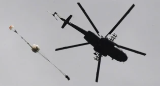 Разбившийся после прыжка с парашютом военный умер в больнице Актау