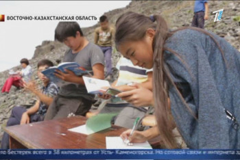 Фотография к новости: Школьники Алматинской области учатся в туалете. Только там ловит интернет