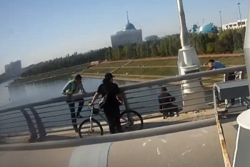 Фотография к новости: Подростка сняли с моста в центре Нур-Султана