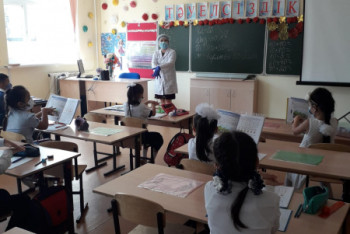 Фотография к новости: Медсестры ролевыми играми поднимают настроение школьникам Нур-Султана