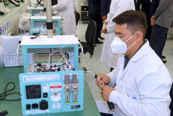 Фотография к новости: Выпуск аппаратов ИВЛ наладили на оборонном предприятии Казахстана