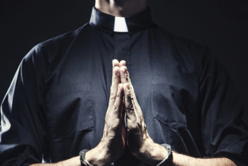 Фотография к новости: Россиянин выкапывал из могил кости и продавал их как святые мощи