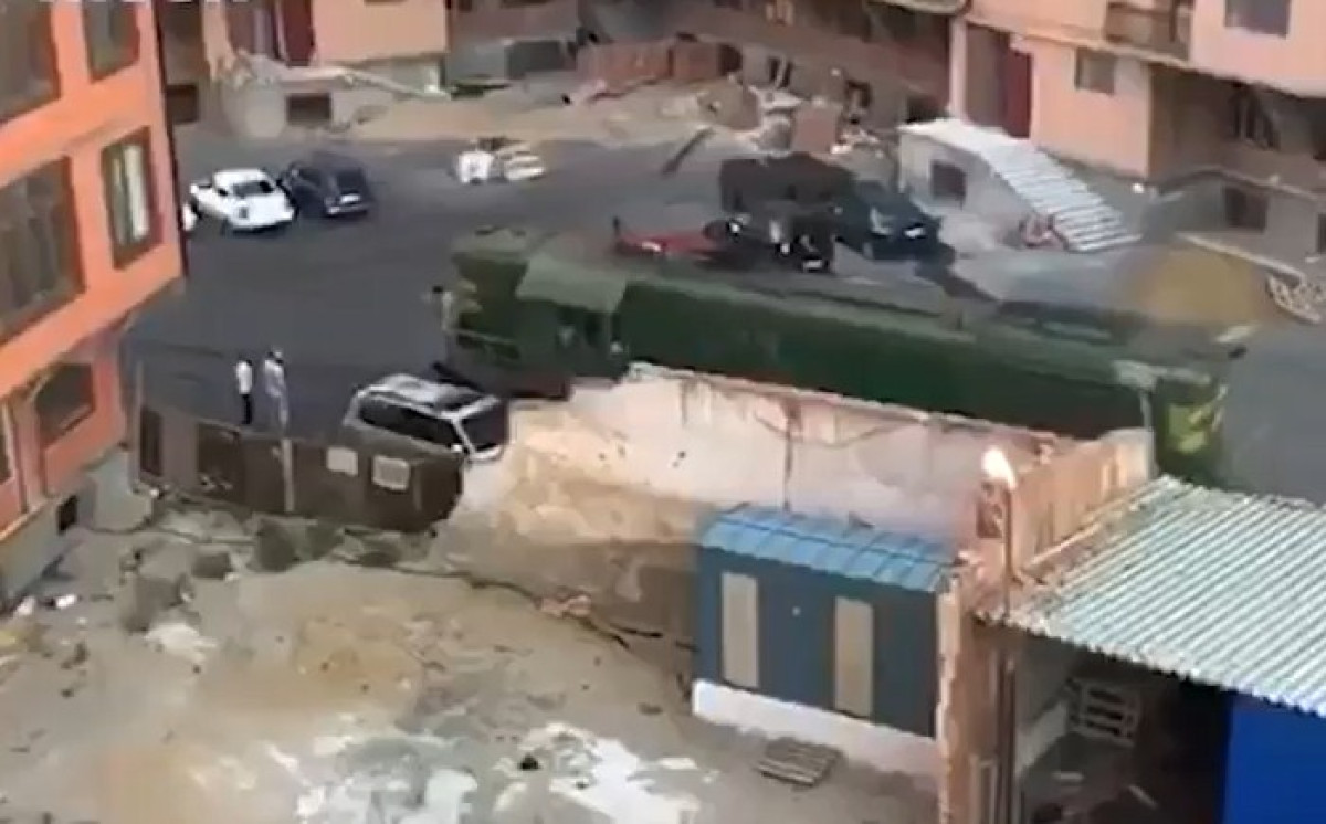 Проезжающий по двору поезд попал на видео в Дагестане
