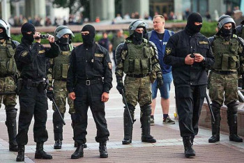 Фотография к новости: Участников протестов в Минске массово задерживают и избивают