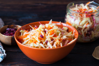 Фотография к новости: Квашеная капуста может помочь в борьбе с коронавирусом, считают ученые