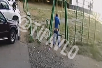 Фотография к новости: Мужчина со спущенным трико катался на детской площадке в Павлодаре