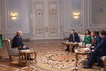 Фотография к новости: "Если я уйду, моих сторонников будут резать!" - Лукашенко дал интервью российским журналистам