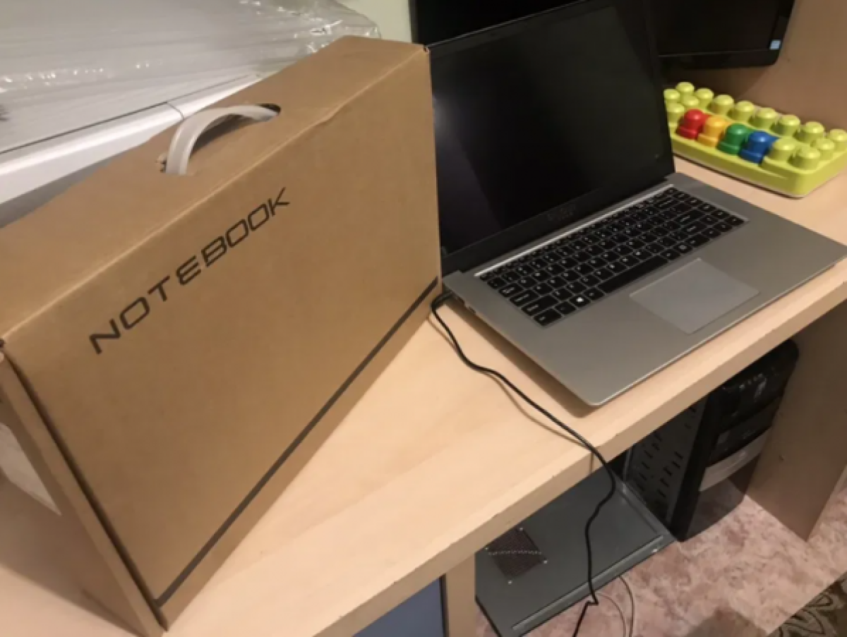 Получившие бесплатные ноутбуки семьи продают их в Интернете