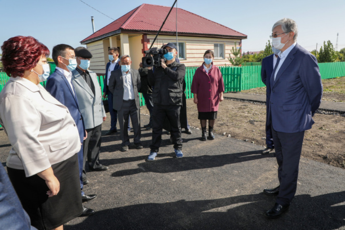 Токаев встретился с переселенцами в Кызылжарский район в СКО