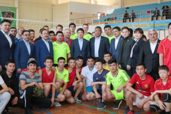 Фотография к новости: Казахстанцев заставляют вступать в Nur Otan, чтобы проголосовать за "своих" на праймериз