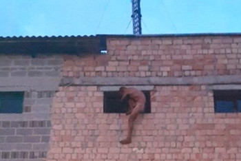 Фотография к новости: Голый киевлянин откусил отцу палец, разбил окно собакой и избил соседа ложкой для обуви