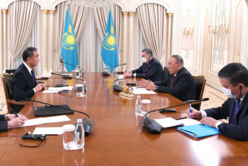 Фотография к новости: Елбасы – главе МИД КНР: Мы многое сделали, но много проектов еще в работе