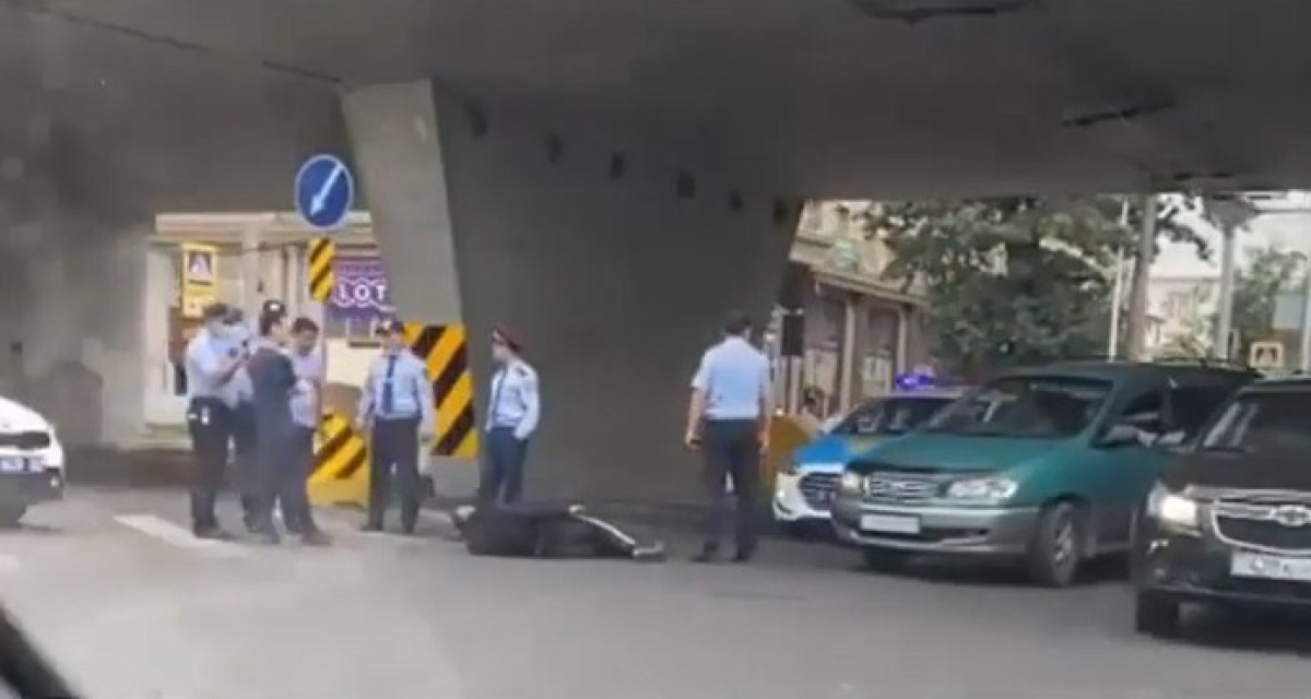 Мужчина спрыгнул с моста на автодорогу в Алматы