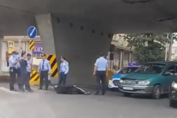 Фотография к новости: Мужчина спрыгнул с моста на автодорогу в Алматы