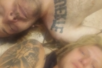 Фотография к новости: Девушка опубликовала селфи с телом возлюбленного, чтобы собрать деньги