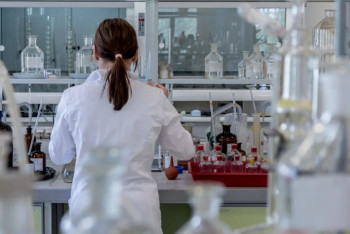 Фотография к новости: По два миллиона тенге получили почти 1,5 тысячи медиков с КВИ и пневмонией