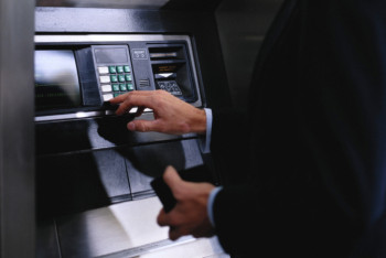 Фотография к новости: Девять триллионов тенге обналичили с банковских карт в РК за полгода