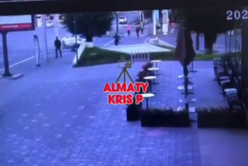 Фотография к новости: Кроссовер подмял под себя пешехода в Алматы