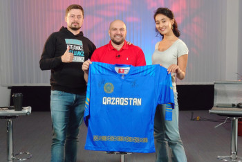 Фотография к новости: Комментатор Александр Олейник и BaigeNews.kz разыграют майку хоккейной сборной РК с автографами звезд