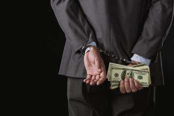 Взяточники и казнокрады – список осужденных чиновников огласила Антикоррупционная служба РК