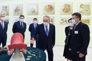 Фотография к новости: Елбасы посетил музей имени Абиша Кекилбаева в Актау