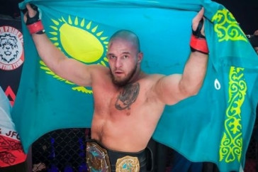 Фотография к новости: Казахстанец Артем Резников сенсационно выиграл соглавный бой турнира АСА 111