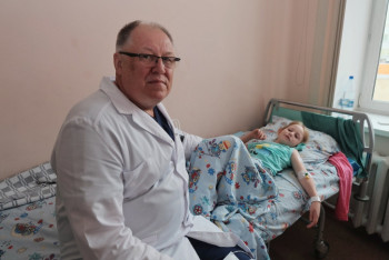 Фотография к новости: Казахстанскую девочку с двумя желудками прооперировали в России