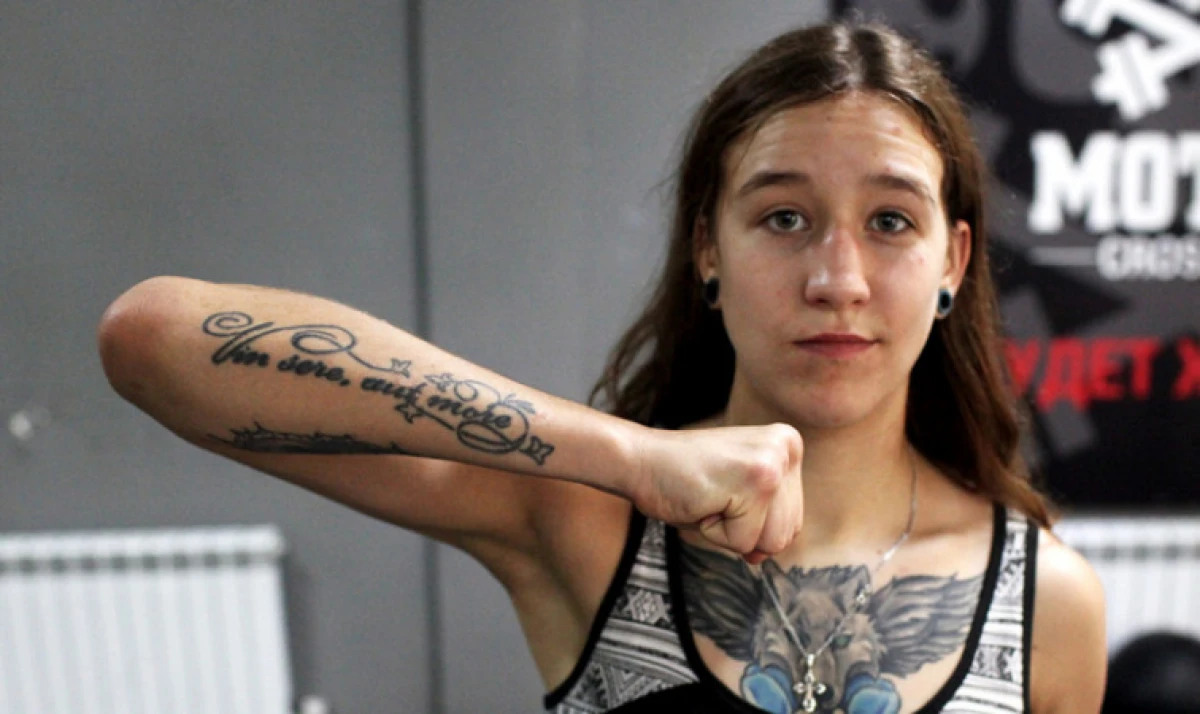 Первая казахстанка в UFC написала картину собственной кровью