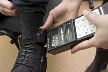 Электронные браслеты слежения за подозреваемыми начала применять Антикоррупционная служба