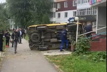 Фотография к новости: "Скорая помощь" вылетела на тротуар и врезалась в здание в Петропавловске