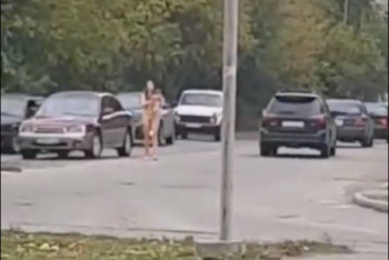 Фотография к новости: Голая женщина с маленьким ребенком на руках разгуливала по улицам Усть-Каменогорска