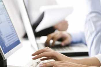 Фотография к новости: Подозреваемую в растрате крупной суммы сотрудницу банка депортировали из ОАЭ в РК