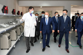 Фотография к новости: Назарбаев ознакомился с деятельностью TOO "Казмедприбор" в Шымкенте