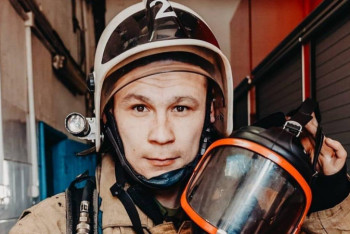 Огненная драма из Instagram: рудненский пожарный ведет соцсети о своей непростой работе