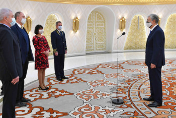 Фотография к новости: Токаев получил от европейских послов верительные грамоты