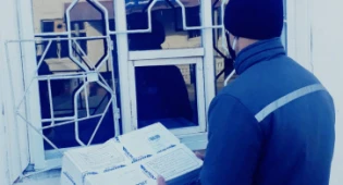 Ученики отправили подарок находящемуся за решеткой учителю в Павлодаре