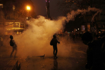 Фотография к новости: Митингующих разгоняют слезоточивым газом в Бишкеке